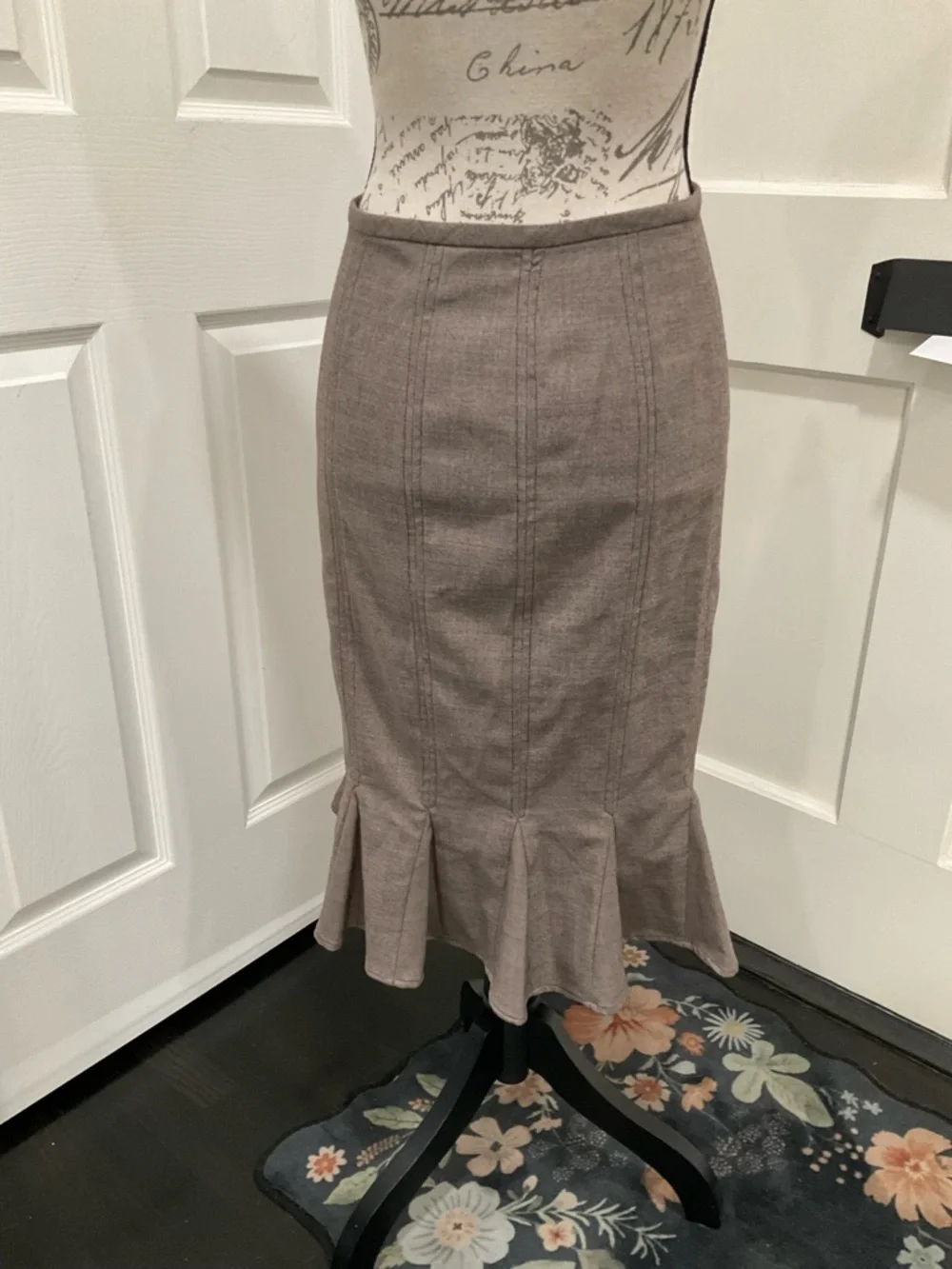 SUNNY LEIGH SKIRT WITH RUFFLE BOTTOM‎